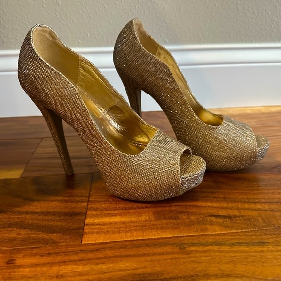 Shi by Journeys Elegant Gold Glittery Peep-Toe Heels size 9 - Picture 1 of 8